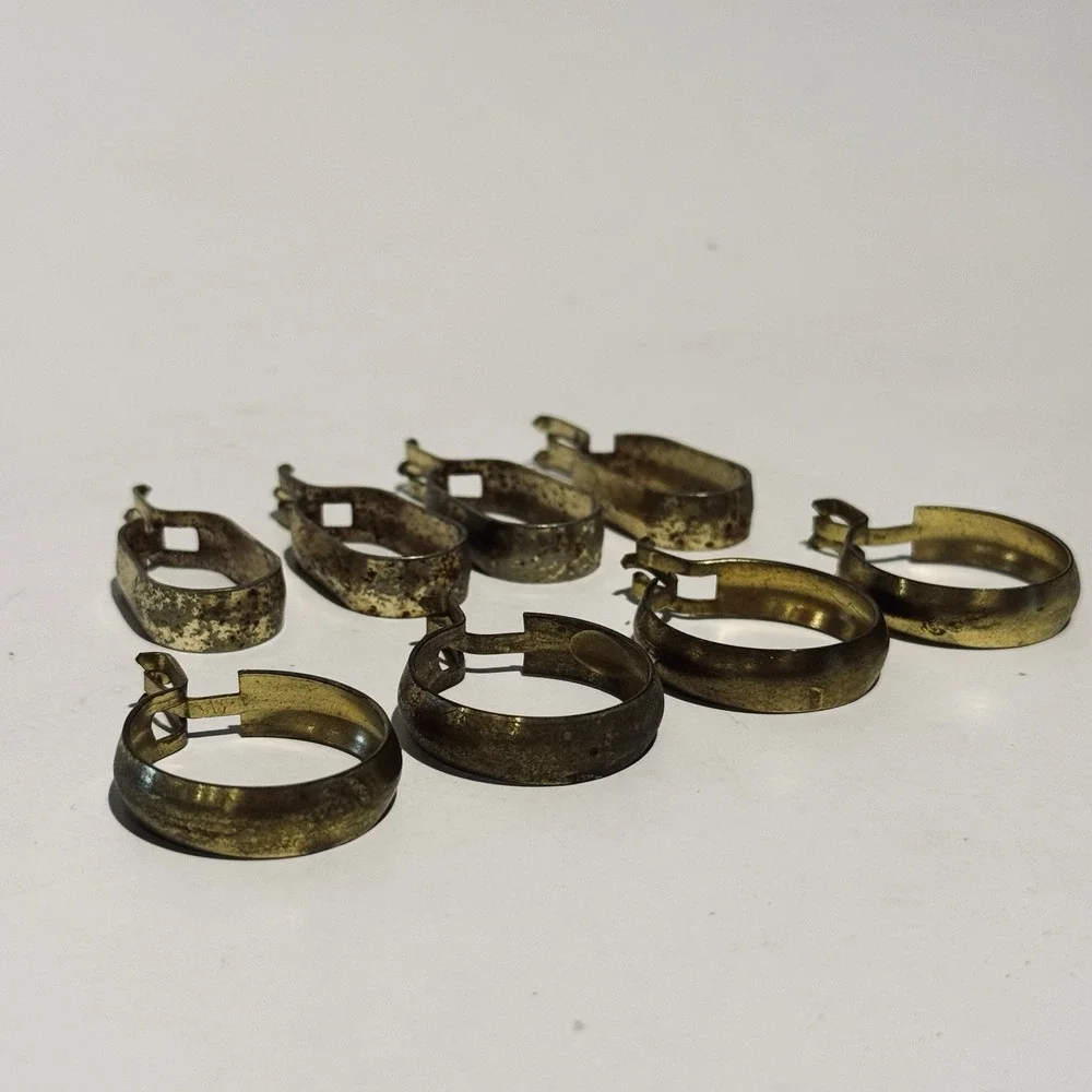 (8) Two Sets of 4 Vintage Oval and‎ Circular Gold Toned Curtain Clips